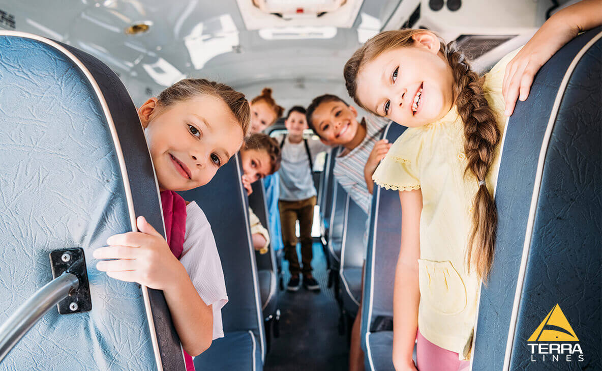 copii in microbuz transport scolar